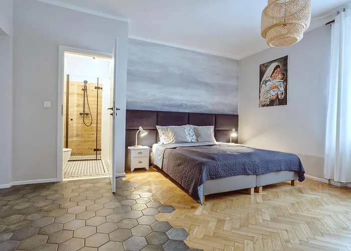 Kana - Stylish In Pomorska - Close